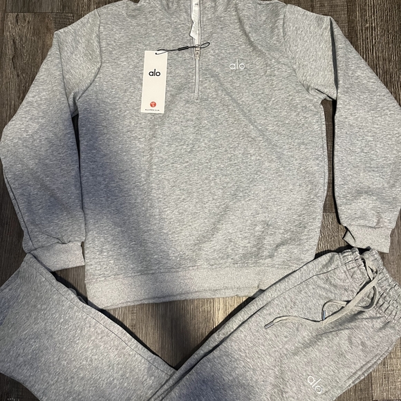 ALO Light Gray Quarter-Zip Sweatshirt & Jogger Set - Picture 2 of 3